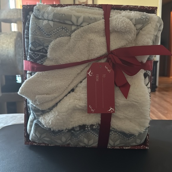 Blanket and sock set - Picture 3 of 3